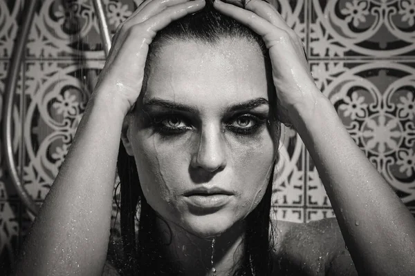シャワーの下に彼女の顔に汚れた化粧をした悲しみと濡れた女性のモノクロの肖像画 — ストック写真