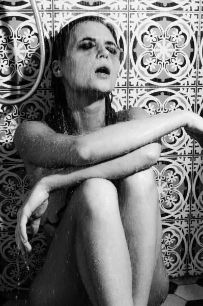 淋浴间脸上涂满污迹的悲伤湿湿的女人的单色肖像 — 图库照片