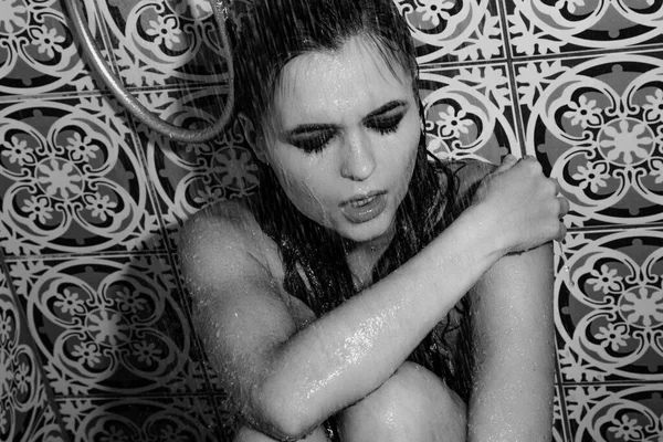 シャワーの下に彼女の顔に汚れた化粧をした悲しみと濡れた女性のモノクロの肖像画 — ストック写真