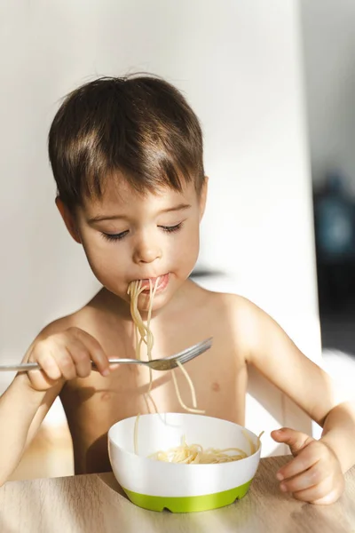 Söta Småbarn Pojke Äter Sin Favoritmat Spaghetti — Stockfoto