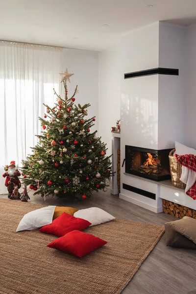 Εσωτερικό Μοντέρνου Σαλονιού Τζάκι Που Καίγεται Στολισμένο Χριστουγεννιάτικο Δέντρο Και Εικόνα Αρχείου