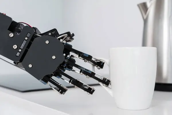 Uma Verdadeira Mão Robótica Uma Chávena Café Branca Conceito Automação Fotos De Bancos De Imagens