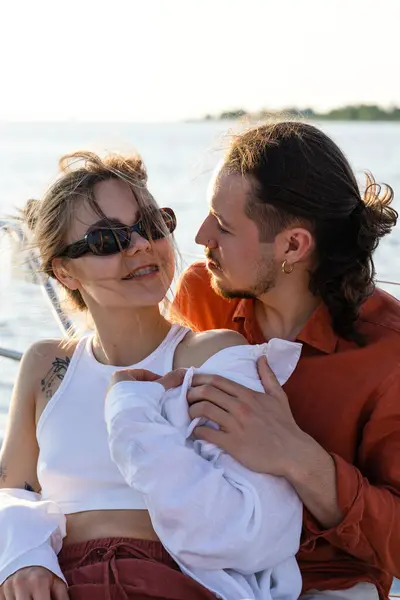 Jonge Aantrekkelijke Paar Ontspannen Zeilboot Tijdens Het Zeilen Zee Rechtenvrije Stockfoto's