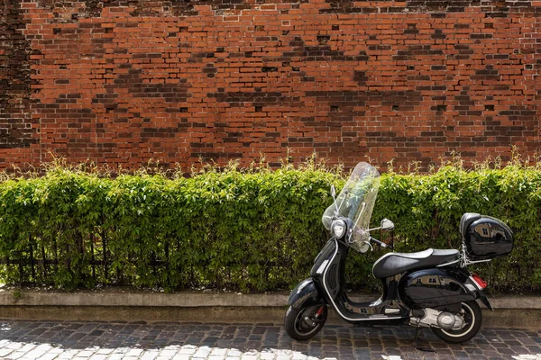 旧城区街道上配备老式设计的现代摩托车 图库图片