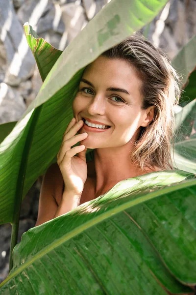 Porträt Einer Wunderschönen Natürlich Aussehenden Frau Mit Tropischen Bananenblättern lizenzfreie Stockfotos