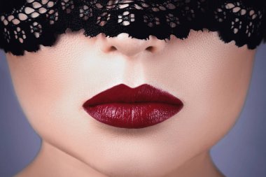 Siyah dantelli ve kırmızı rujlu gizemli güzellik..