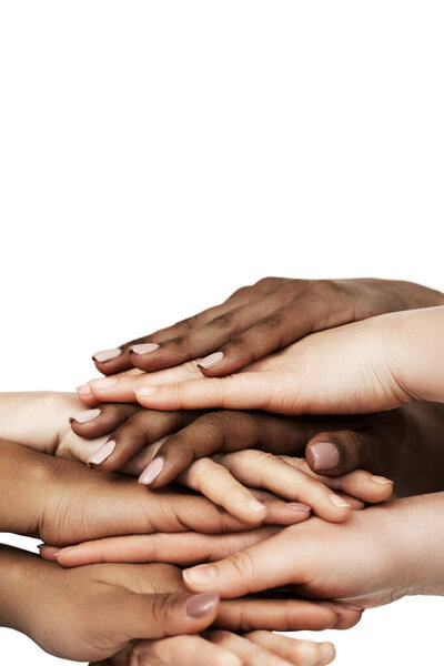 Крупный план разнообразной группы женских рук, символизирующих единство, инклюзивность, сотрудничество и разнообразие.