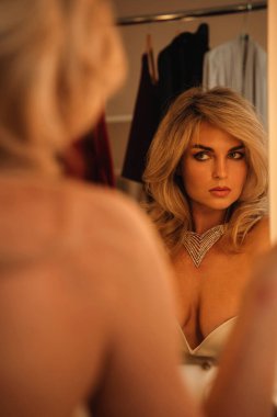 Aydınlatılmış Ayna ile Giyinme Odasında Ünlü Kadın Performansa Hazırlanıyor.