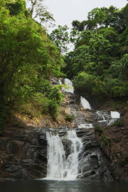 Tayland yağmur ormanlarındaki güzel Lampi Şelalesi.