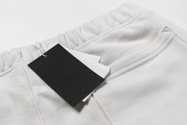 Beyaz elbisedeki boş etiketin yakın çekimi. Model tasarımı için bir kaynak.