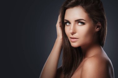 Kusursuz Cildi ve Sağlıklı Saçlı Bir Kadının Stüdyo Portresi.