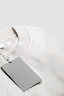 Beyaz elbisedeki boş etiketin yakın çekimi. Model tasarımı için bir kaynak.