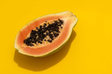 Canlı Sarı Arkaplan Üzerine Taze Papaya.