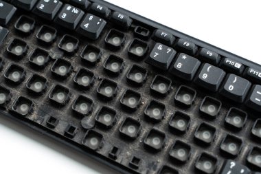 Eksik Anahtarlı Eski Tozlu Klavyeyi Kapat.