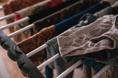 Kurutma Rafında Çocuk Giysileri.