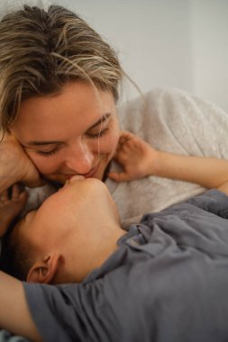 Anne ve küçük oğlu evlerindeki rahat yataklarında birlikte yatıyorlar..