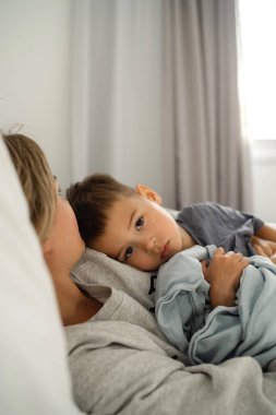 Anne ve küçük oğlu evlerindeki rahat yataklarında birlikte yatıyorlar..