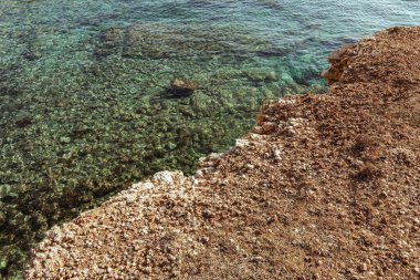 Kayalık Akdeniz kıyısı boyunca kristal berrak sular.