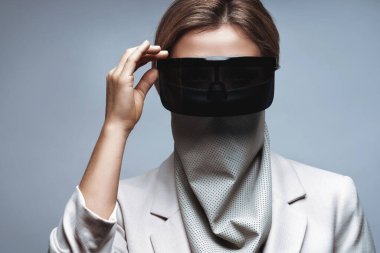 Fütürist Moda: Güneşli ve desenli Eşarplı Kadın. 