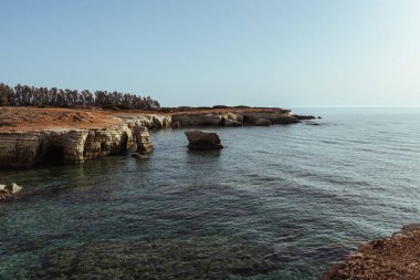 Kayalarla ve mavi gökyüzüyle güzel bir deniz manzarası.