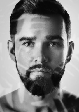 Tropikal Sakallı Yakışıklı Adam Çift Maruziyet Yapıyor.