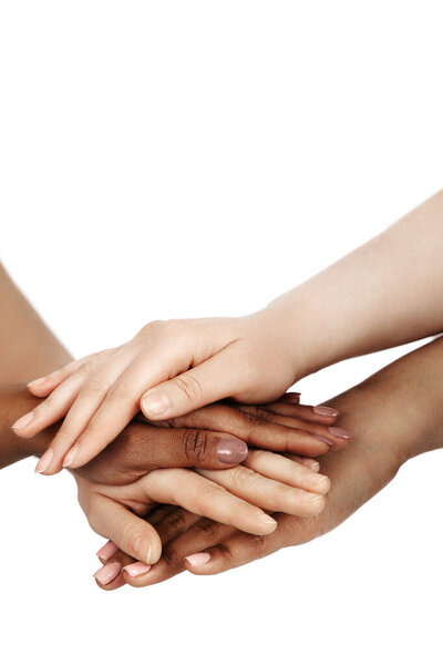 Крупный план разнообразной группы женских рук, символизирующих единство, инклюзивность, сотрудничество и разнообразие.