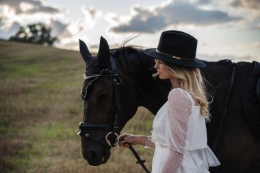 Açık Kırsalda Siyah Atıyla Tarz Giyen Kadın.