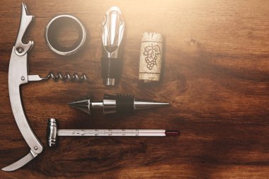 Şarap aksesuarları ahşap yüzeyde mantar ve tirbuşon ile ayarlandı.