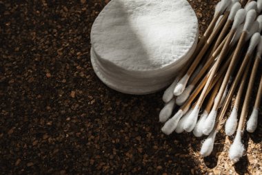 Mantar yüzeyinde pamuk pedler ve ahşap pamuklu çubuklar.