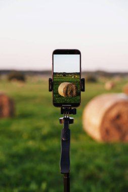 Tripod Tarlasında Saman Balyalarını Yakalayan Akıllı Telefon.