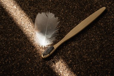 Mantar yüzeyinde Bambu diş fırçasının yakın çekimi.