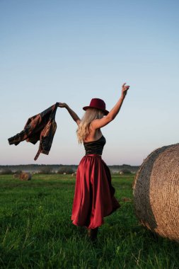 Maroon Şapkalı Kadın ve Uçan Etek Tarlasında Pozlama.