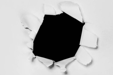Beyaz Kağıttaki Yırtık Delik Siyah Arkaplanı Ortaya Çıkarıyor.