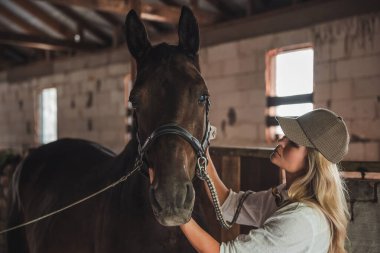 Ahırda Kadın ve At Arasındaki Anı Sonlandır.