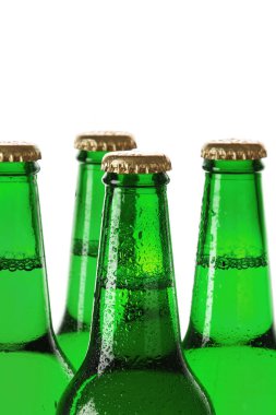  Beyaz arka planda yeşil bira şişeleri.
