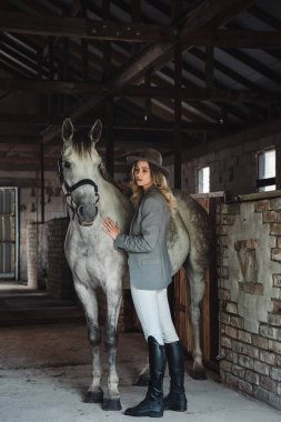 Kırsal Ahırda Tarzlı Kadın ve At Portresi