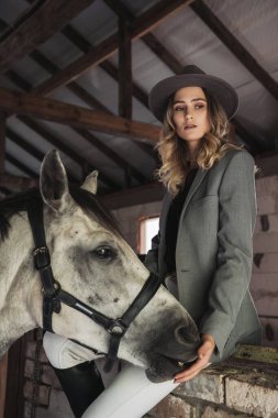 Kırsal Ahırda Tarzlı Kadın ve At Portresi