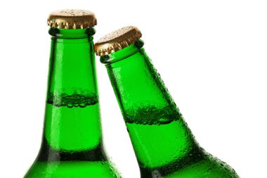  Beyaz arka planda yeşil bira şişeleri.