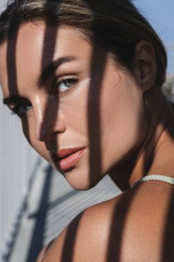 Gölge Çizgili Siyah ve Beyaz Kadın Portresi.