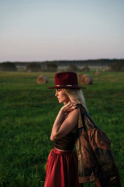 Maroon Şapkalı Kadın ve Uçan Etek Tarlasında Pozlama.