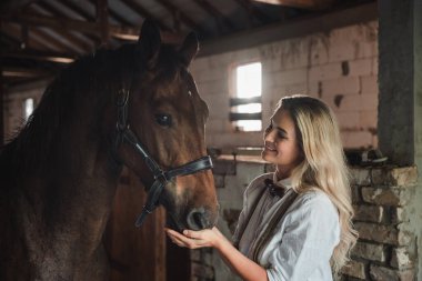 Ahırda Kadın ve At Arasındaki Anı Sonlandır.