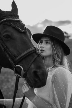 Açık Kırsalda Siyah Atıyla Tarz Giyen Kadın.