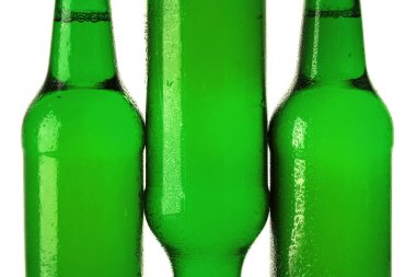  Beyaz arka planda yeşil bira şişeleri.