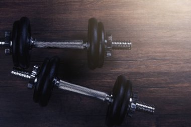 Black Dumbbell Karanlık Arkaplana Karşı.