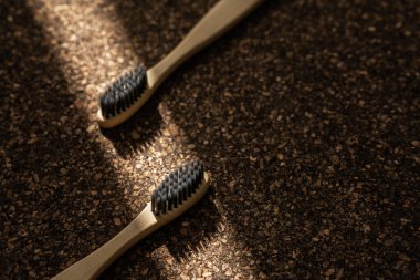 Tıpa yüzeyinde Bambu diş fırçalarının yakın çekimi.