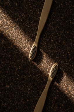 Tıpa yüzeyinde Bambu diş fırçalarının yakın çekimi.