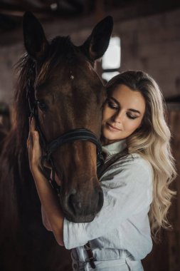 Ahırda Kadın ve At Arasındaki Anı Sonlandır.