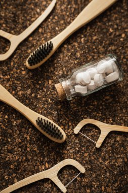 Tıpa yüzeyinde Bambu diş fırçaları, diş fırçası ve diş macunu tabletleri.