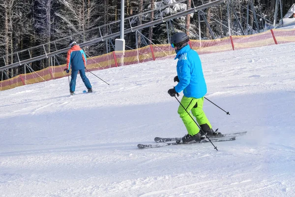 Спортсмен Спускается Зимой Лыжные Виды Спорта Зимой Отдых Горах Горнолыжном — стоковое фото