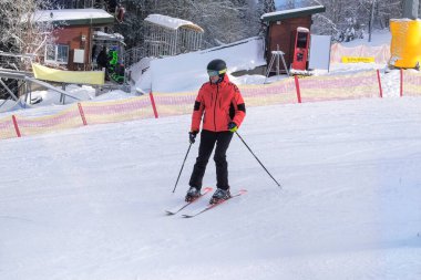 Kayakçı kışın yokuş aşağı gider. Kışın kayak sporu. Kayak merkezindeki dağlarda tatil.